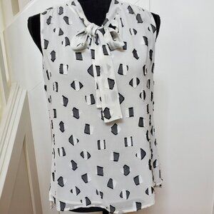 Sleeveless front bow tie lined textured blouse